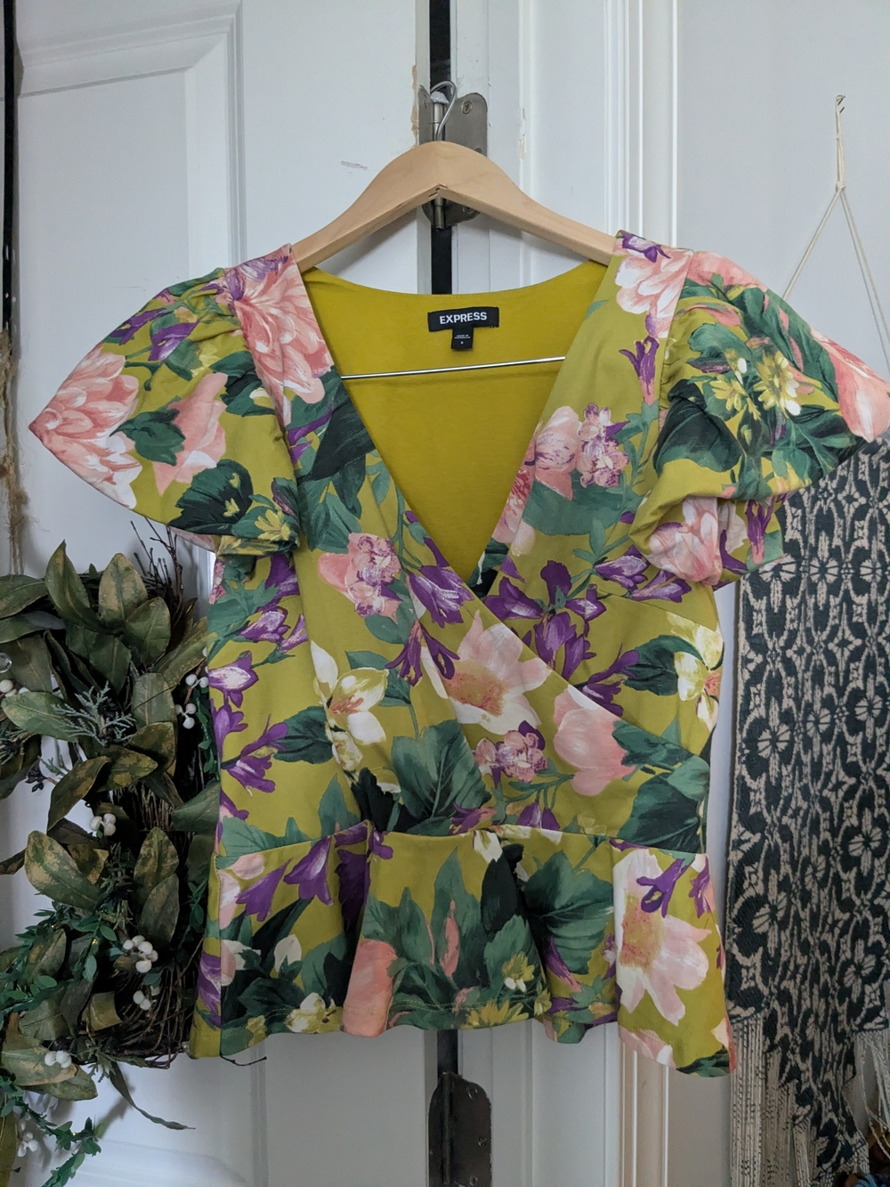 Pretty Express Green Floral Peplum Top Small
